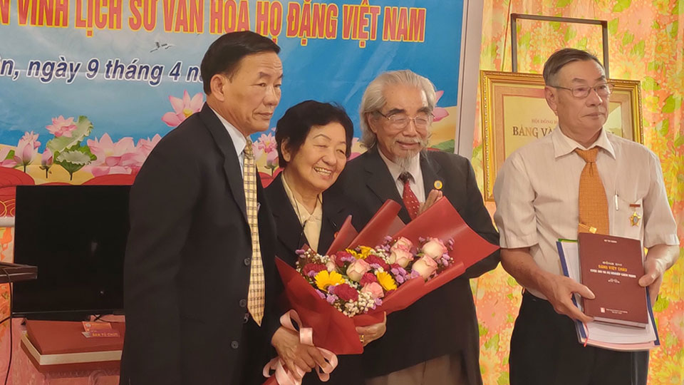 Bà Đặng Minh Châu (đứng giữa) trao tặng tư liệu của cố Phó Thủ tướng Đặng Việt Châu cho đại diện dòng họ Đặng đại tôn làng Hành Thiện. 