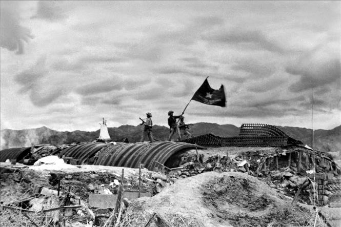 Chiều 7-5-1954, lá cờ Quyết chiến - Quyết thắng của Quân đội nhân dân Việt Nam tung bay trên nóc hầm tướng De Castries. Chiến dịch lịch sử Điện Biên Phủ đã toàn thắng.
Ảnh: Tư liệu TTXVN