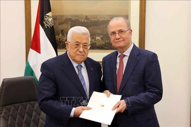 Tổng thống Palestine Mahmoud Abbas (trái) trao quyết định bổ nhiệm ông Mohammed Mustafa làm Thủ tướng mới, tại thành phố Ramallah (Bờ Tây), ngày 14/3/2024. Ảnh: THX/TTXVN
