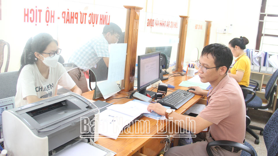 Cán bộ xã Quang Trung hướng dẫn người dân thực hiện giao dịch hành chính công trực tuyến.