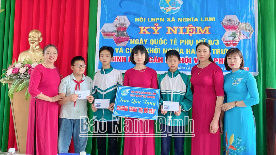 Hội Liên hiệp Phụ nữ xã Nghĩa Lâm (Nghĩa Hưng) tặng hỗ trợ học sinh mồ côi trong chương trình “Mẹ đỡ đầu”.