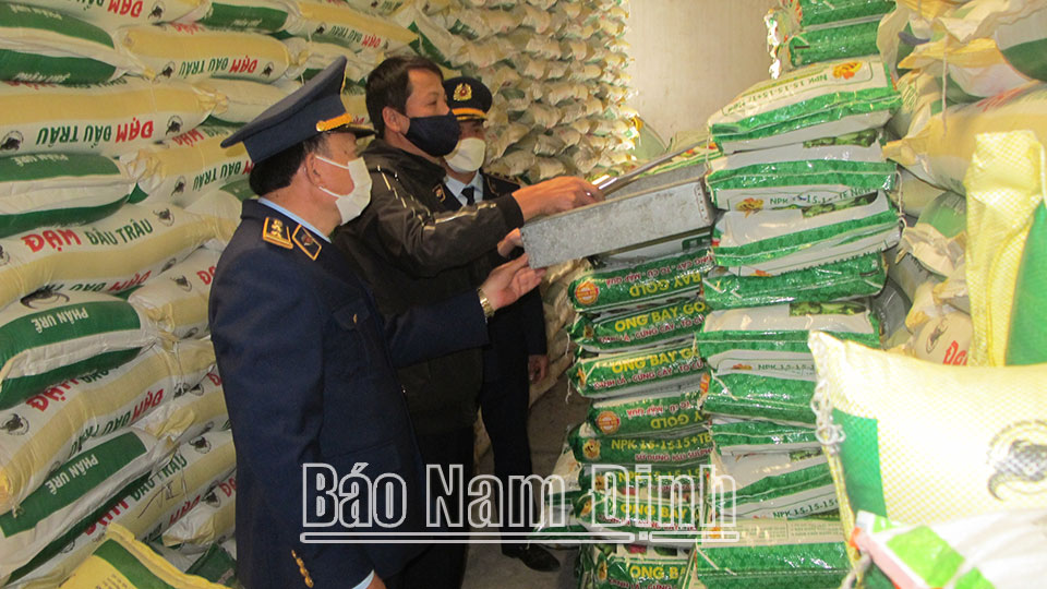 Lực lượng Quản lý thị trường phối hợp lấy mẫu phân bón tại cơ sở kinh doanh xã Yên Thắng (Ý Yên) để kiểm định chất lượng.