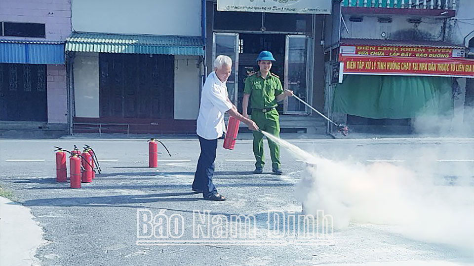 Công an huyện Trực Ninh tập huấn nghiệp vụ cho Tổ liên gia an toàn phòng cháy, chữa cháy tại xã Trực Thanh.