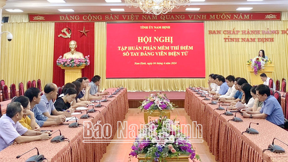 Tập huấn thí điểm phần mềm “Sổ tay đảng viên điện tử”