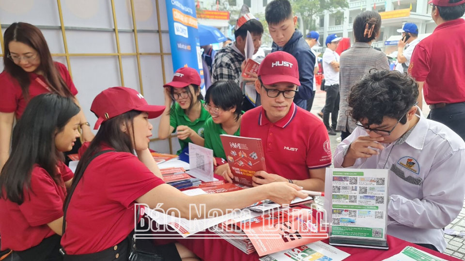 Ngày hội tư vấn tuyển sinh- hướng nghiệp cho học sinh THPT thành phố Nam Định và huyện Mỹ Lộc