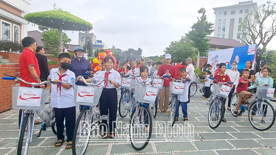 Các em học sinh nghèo vượt khó, học giỏi trong tỉnh vui mừng được nhận học bổng bằng xe đạp.
Bài và ảnh: Hồng Minh