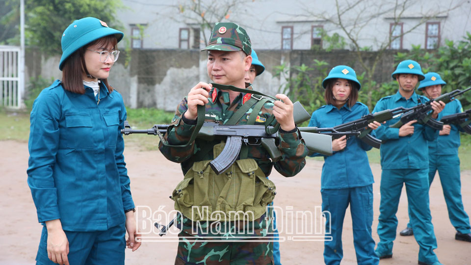 Cán bộ Ban CHQS huyện Nghĩa Hưng hướng dẫn nữ dân quân tự vệ năm thứ nhất sử dụng súng tiểu liên AK. 
Bài và ảnh: Hoàng Tuấn