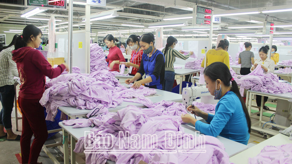 Lao động nữ chiếm chủ yếu trong ngành dệt may. Trong ảnh: Sản xuất tại Công ty TNHH Việt - Pan Pacific (Nam Trực).