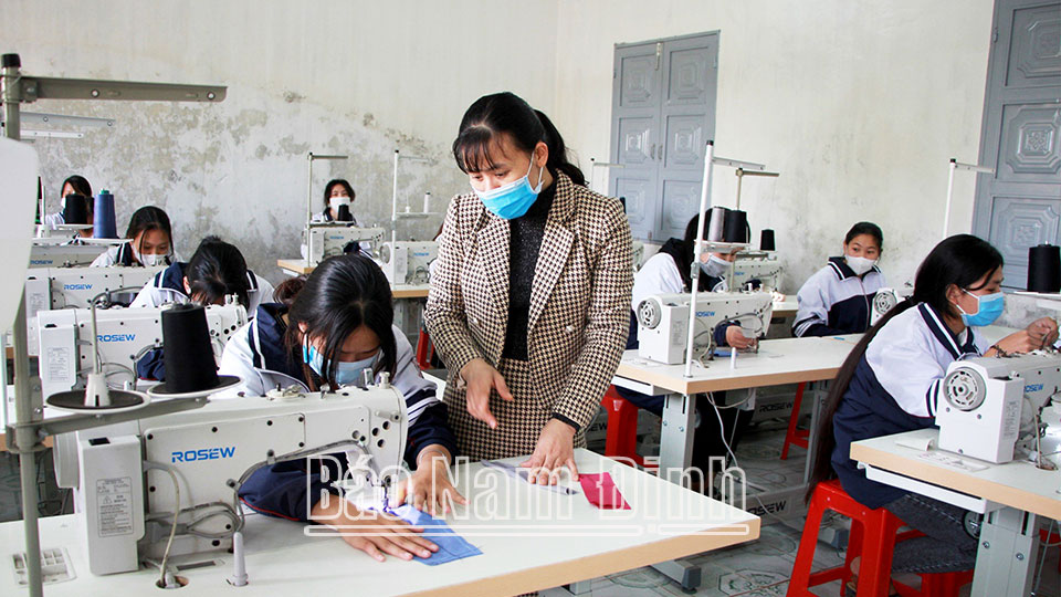 Lớp học nghề may công nghiệp tại Trung tâm Giáo dục nghề nghiệp - Giáo dục thường xuyên huyện Trực Ninh.