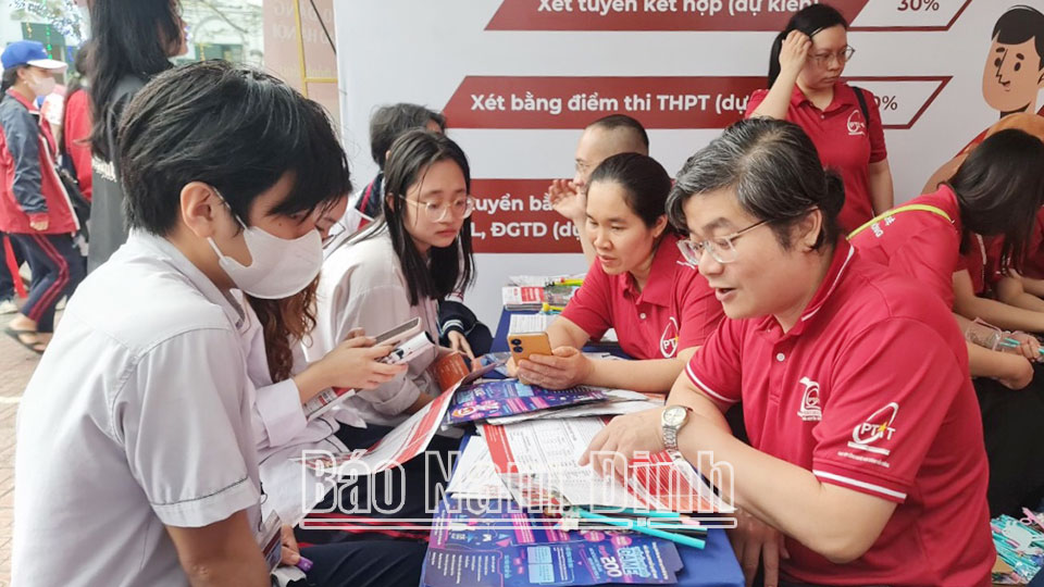 Học viện Công nghệ Bưu chính Viễn thông tư vấn tuyển sinh cho học sinh các trường THPT của thành phố Nam Định và huyện Mỹ Lộc.
Bài và ảnh: Minh Thuận