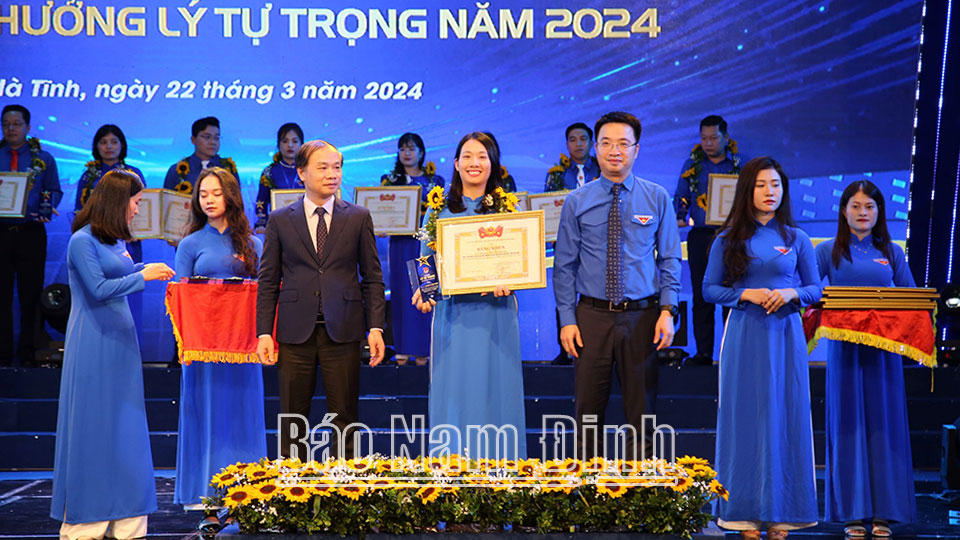 Chị Nguyễn Thị Thu Hường nhận giải thưởng Lý Tự Trọng năm 2024 của BCH Trung ương Đoàn.
Ảnh: Do cơ sở cung cấp
