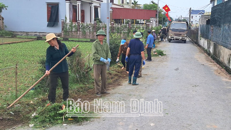 Hội viên nông dân huyện Giao Thủy tham gia bảo vệ môi trường.