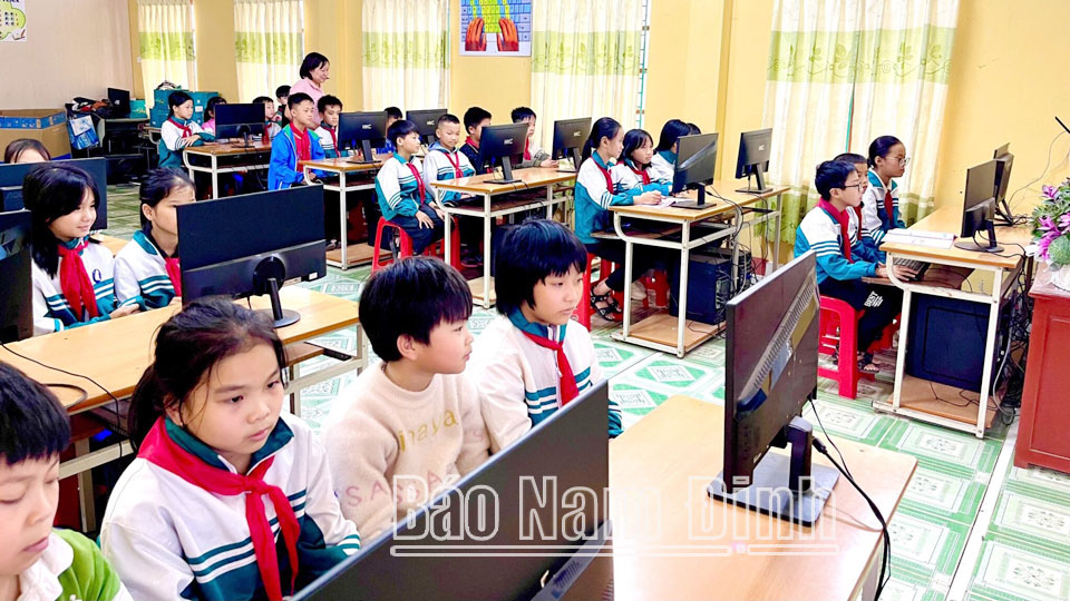 Cô và trò Trường Tiểu học Kim Thái trong giờ học ứng dụng công nghệ thông tin.
            Bài và ảnh: Minh Thuận