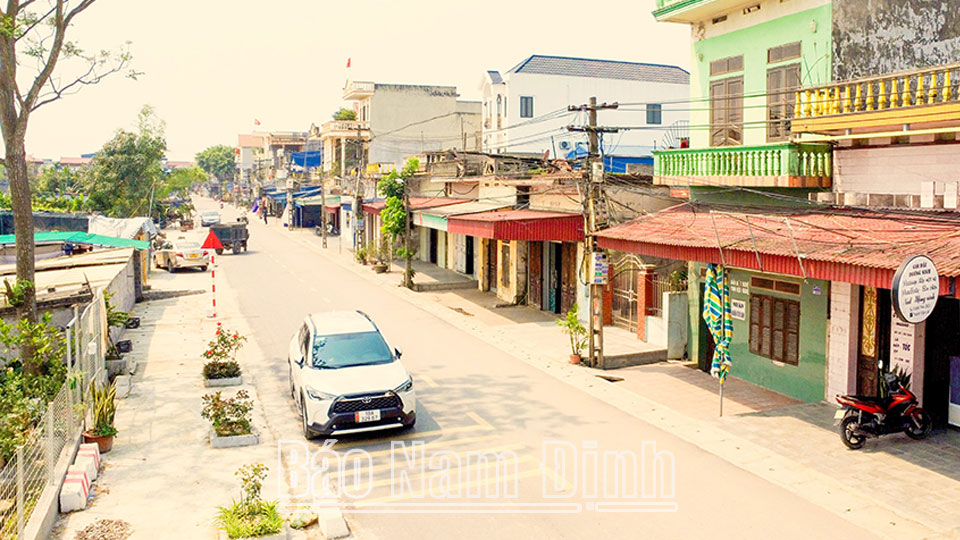 Một trong những tuyến đường đảm bảo các tiêu chí sáng - xanh - sạch - đẹp của thị trấn Nam Giang (Nam Trực) 