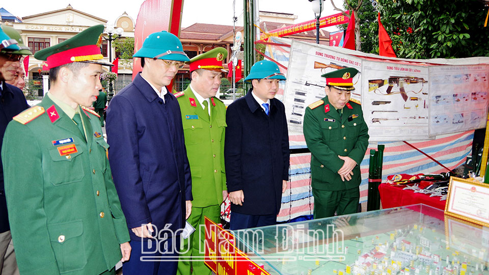 Các đồng chí lãnh đạo thành phố Nam Định và Bộ CHQS tỉnh tham quan mô hình học cụ phục vụ huấn luyện năm 2024. 
Ảnh: Hoàng Tuấn