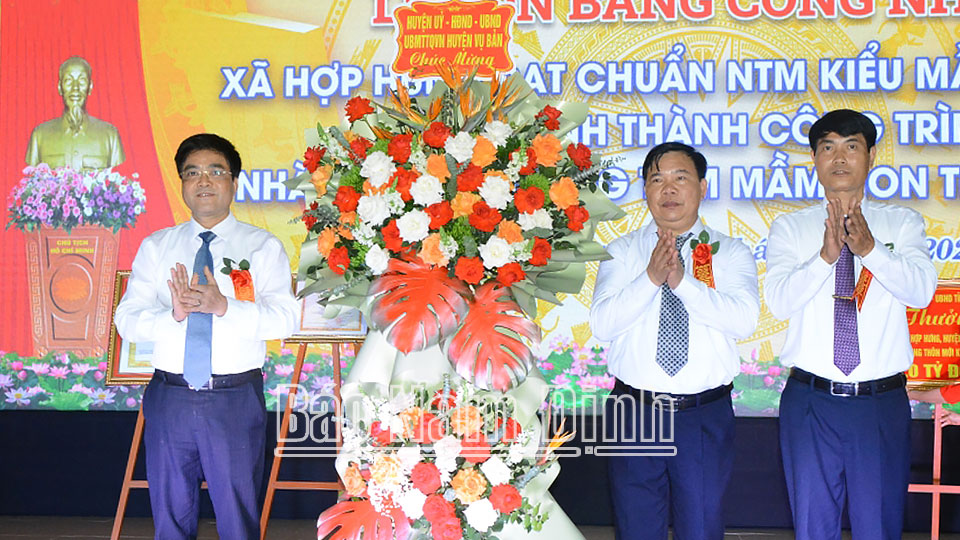 Đồng chí Trần Minh Hoan, TUV, Bí thư Huyện uỷ Vụ Bản tặng hoa chúc mừng Đảng bộ, chính quyền và nhân dân xã Hợp Hưng