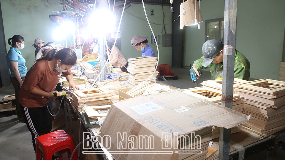 Sản xuất sản phẩm sơn mài nứa chắp xuất khẩu ở làng nghề xã Yên Tiến.