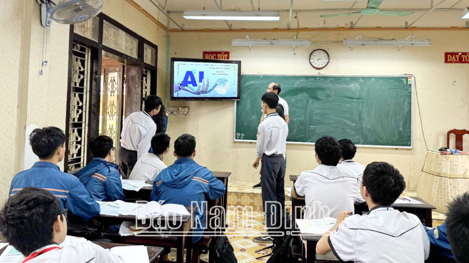 Một giờ học ứng dụng trí tuệ nhân tạo (AI) tại Trường THPT chuyên Lê Hồng Phong.