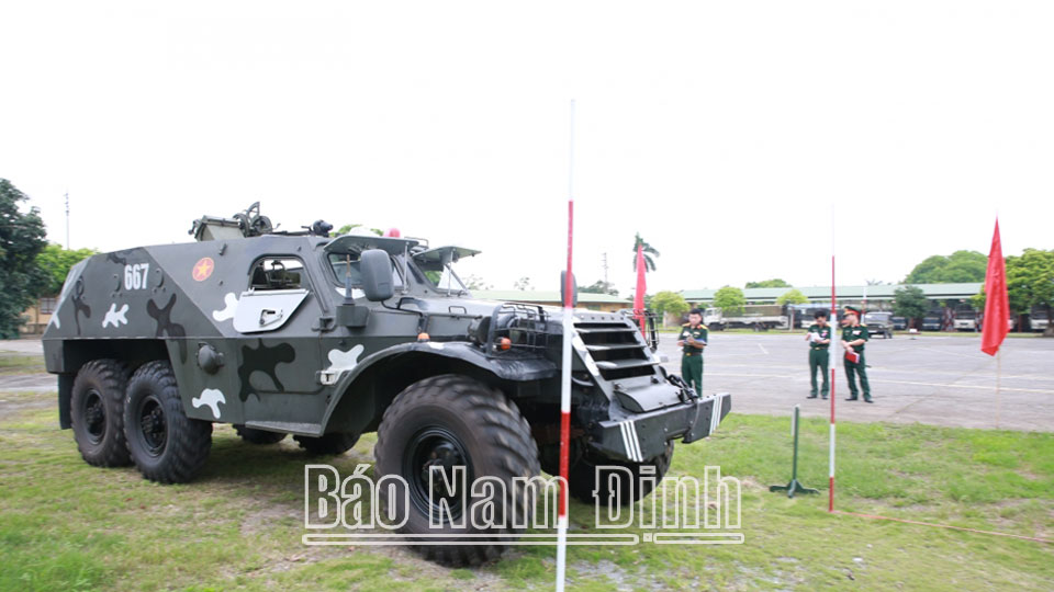 Các thí sinh thực hành nội dung thi lái xe thiết giáp BTR-152. ảnh: Hoàng Tuấn (ĐT)
