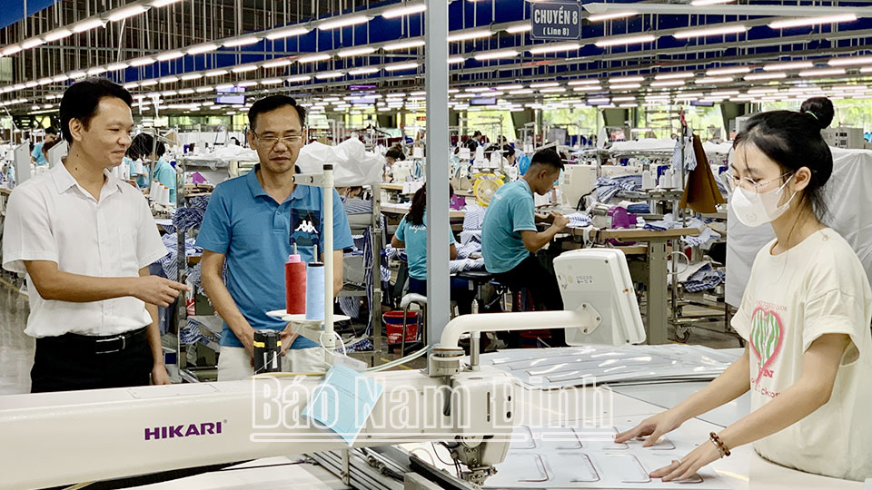 Lãnh đạo huyện Trực Ninh nắm bắt tình hình sản xuất, hỗ trợ Công ty Cổ phần May Duy Minh khai thác thị trường xuất khẩu.
Bài và ảnh: Thanh Thuý