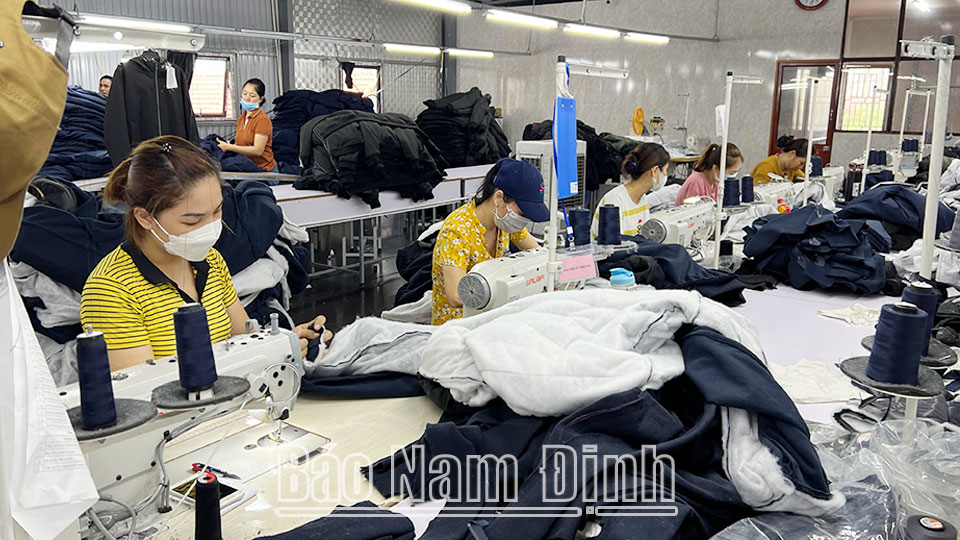 Hội viên phụ nữ huyện Hải Hậu phát triển kinh tế gia đình từ nghề may quần áo xuất khẩu.