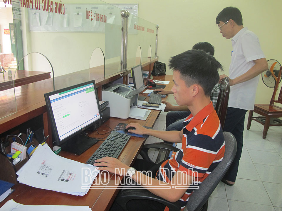 Cán bộ xã Liên Minh (Vụ Bản) cập nhật thông tin và theo dõi hoạt động trên Trang thông tin điện tử của xã.