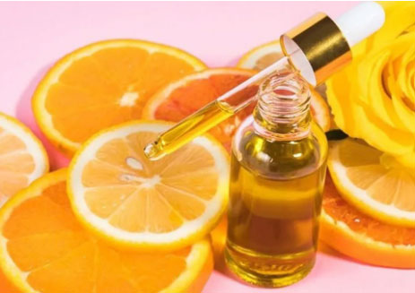 Vitamin C là một chất chống oxy hóa, giúp chống lại các gốc tự do có thể làm hỏng da.