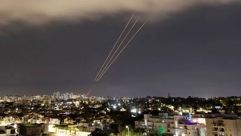 Hệ thống chống tên lửa của Israel kích hoạt phản ứng sau khi Iran phóng máy bay không người lái và tên lửa về phía Israel, nhìn từ Ashkelon, Israel, ngày 14/4/2024. (Ảnh: Reuters
