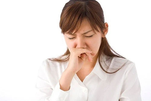 Thời tiết thay đổi nhanh, đột ngột sẽ khiến cho cơ thể không kịp thích nghi và bệnh viêm mũi họng xuất tiết sẽ tăng cao đột ngột.