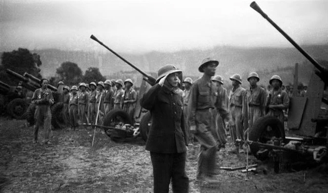 Đại tướng Võ Nguyên Giáp duyệt đội hình các đơn vị bộ đội tham gia Chiến dịch Điện Biên Phủ năm 1954 ngay tại mặt trận.
            Ảnh: Tư liệu TTXVN