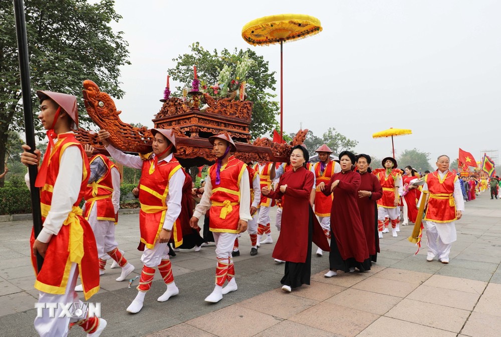 Các cụ cao niên xã Chu Hóa, thành phố Việt Trì, tỉnh Phú Thọ thực hiện nghi thức tế truyền thống.