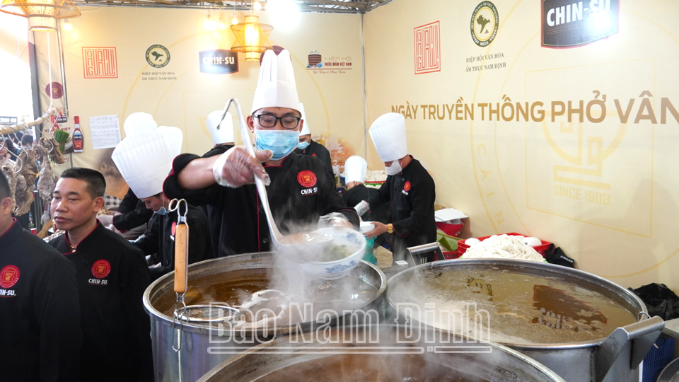 Nghệ nhân phục vụ nhân dân, du khách trải nghiệm, thưởng thức phở. 