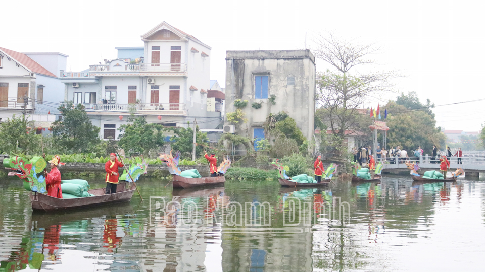 Mô phỏng hình ảnh đoàn thuyền rồng tải lương thực trên sông của làng Gạo thời Trần.
