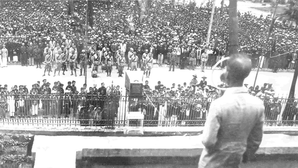 Hồ Chủ tịch nói chuyện với đại biểu các tầng lớp nhân dân trước trụ sở Uỷ ban hành chính thành phố Nam Định, ngày 11-1-1946.
Ảnh: Tư liệu