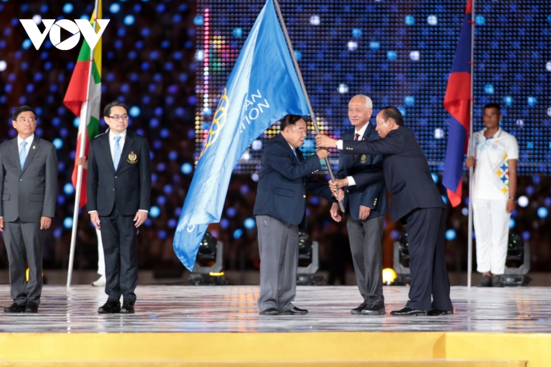 Phó thủ tướng, Bộ trưởng Quốc phòng Campuchia Tea Banh - Trưởng ban tổ chức SEA Games 32 trao lá cờ của Liên đoàn thể thao Đông Nam Á cho đại diện nước chủ nhà SEA Games 33, ông Gongsak Yodmani - Thống đốc Cơ quan Thể thao Thái Lan (SAT).