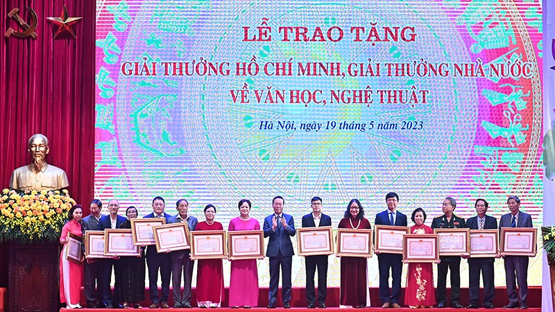 Chủ tịch nước Võ Văn Thưởng trao tặng Giải thưởng Hồ Chí Minh cho các tác giả, đại diện gia đình các tác giả.