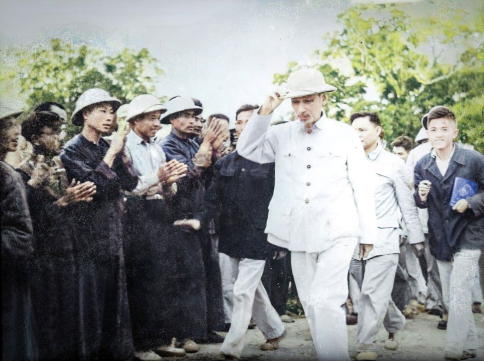 Chủ tịch Hồ Chí Minh về thăm và kiểm tra, xem xét việc chống hạn tại tỉnh Nam Định, ngày 15-3-1959.