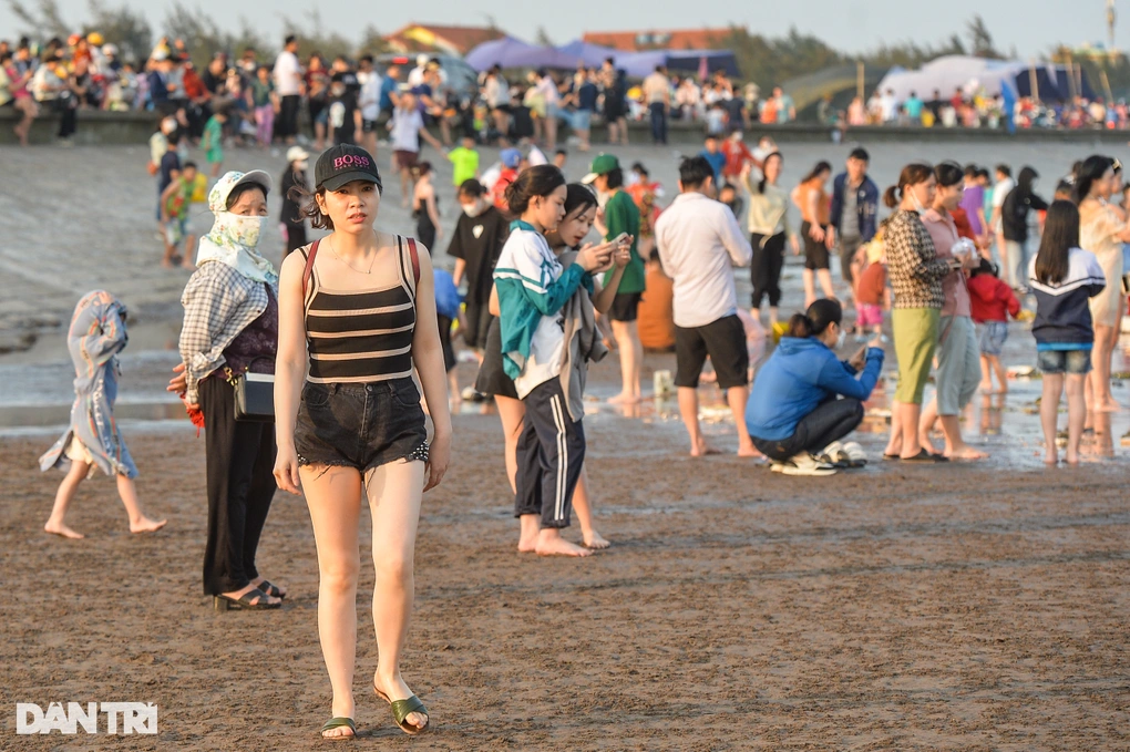 Du khách đổ về bãi biển Quất Lâm chiều 1/5 chủ yếu đến từ các tỉnh thành lân cận như Thái Bình, Hà Nội, Ninh Bình, Hà Nam...

