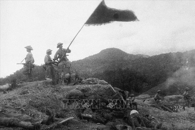 Bộ đội ta giương cao cờ chiến thắng trên cứ điểm Him Lam vừa chiếm được trong trận mở màn chiến dịch Điện Biên Phủ, chiều 13/3/1954. Ảnh: Tư liệu TTXVN
