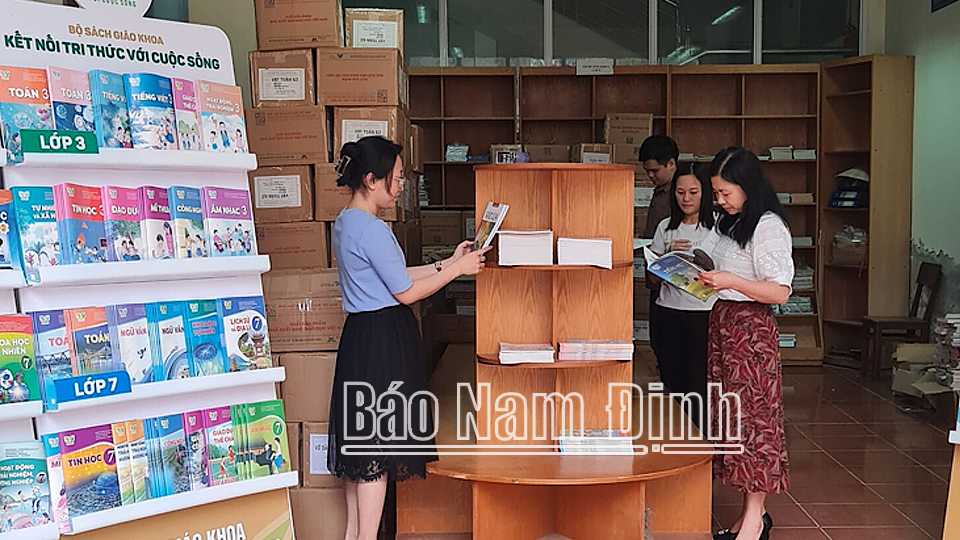 Nhân viên Công ty Cổ phần Sách và Thiết bị giáo dục Nam Định kiểm kê các loại sách giáo khoa, sách tham khảo để chuẩn bị nhập sách cung ứng cho năm học mới.

