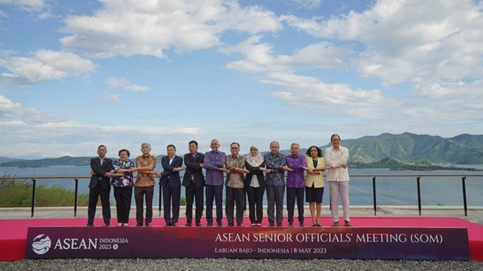 Đại sứ Vũ Hồ, Quyền Trưởng SOM ASEAN Việt Nam và các đại biểu dự cuộc họp SOM ASEAN bàn công tác chuẩn bị cho Hội nghị cấp cao ASEAN lần thứ 42.

