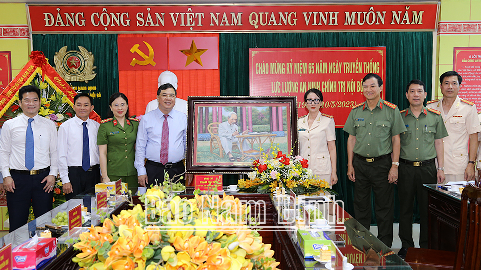 Đồng chí Bí thư Tỉnh ủy Phạm Gia Túc và các đồng chí lãnh đạo tỉnh trao tặng Phòng An ninh chính trị nội bộ Công an tỉnh bức tranh chân dung Chủ tịch Hồ Chí Minh. ĐT1
