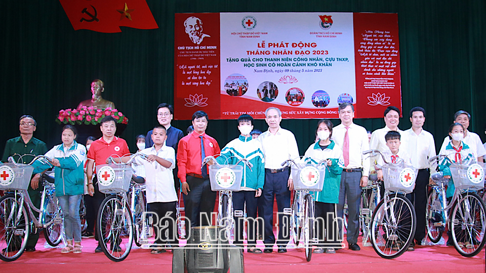 Các đồng chí lãnh đạo tỉnh, Trung ương Hội Chữ thập đỏ Việt Nam và nhà tài trợ tặng xe đạp cho các em học sinh vượt khó học giỏi. ĐT1

