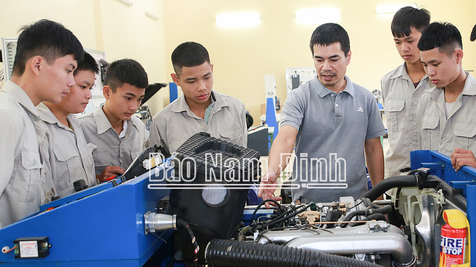 Thầy và trò Trường Cao đẳng Kinh tế và Công nghệ Nam Định trong giờ học thực hành.
