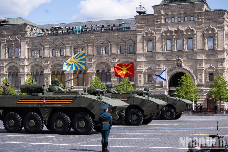 Khí tài quân sự Nga đi qua lễ đài trên Quảng trường Đỏ. (Ảnh: THANH THỂ)

