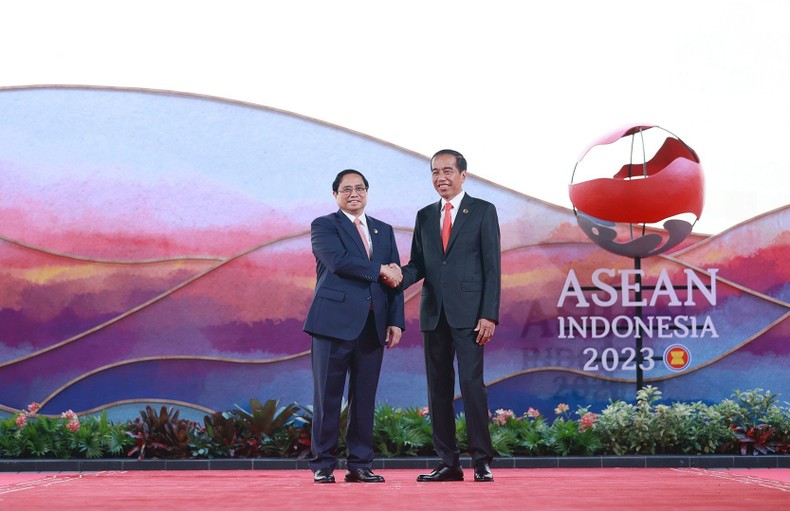 Tổng thống Indonesia Joko Widodo bắt tay chào đón Thủ tướng Phạm Minh Chính đến dự phiên khai mạc Hội nghị Cấp cao ASEAN lần thứ 42 tại Labuan Bajo.
            