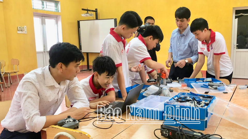 Một buổi thực hành của Câu lạc bộ Robotics Trường THCS Nguyễn Hiền (Nam Trực).