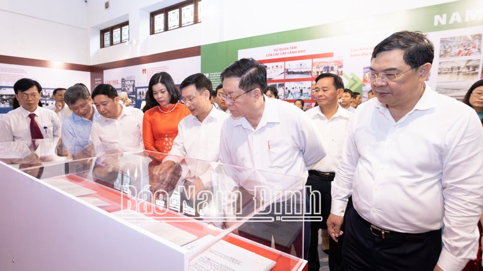 Đồng chí Trưởng Ban Tuyên giáo Trung ương Nguyễn Trọng Nghĩa và các đồng chí lãnh đạo tỉnh tham quan triển lãm. 

