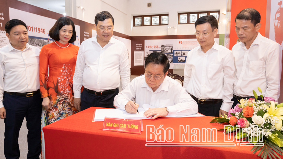 Đồng chí Trưởng Ban Tuyên giáo Trung ương Nguyễn Trọng Nghĩa viết lưu bút tại triển lãm. 

