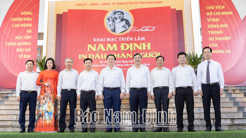 Đồng chí Trưởng Ban Tuyên giáo Trung ương Nguyễn Trọng Nghĩa chụp ảnh lưu niệm với các đồng chí lãnh đạo tỉnh tại triển lãm. 

